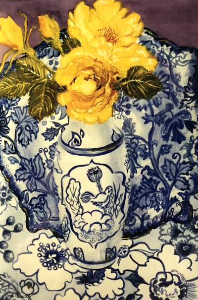Gele Rozen in een Blauw-Witte Vaas met Gevlekte Blauw-Witte Textiel door Joan Thewsey